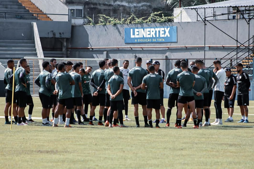 Paulo Bonamigo orienta os jogadores antes de iniciar o treino