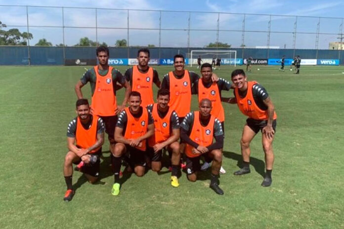 Jogadores remistas realizam atividade física