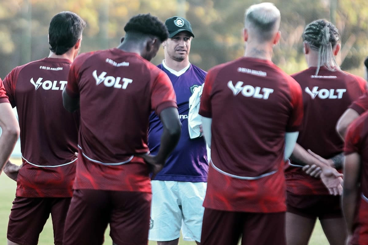 Felipe Conceição orienta os jogadores antes de iniciar o treino