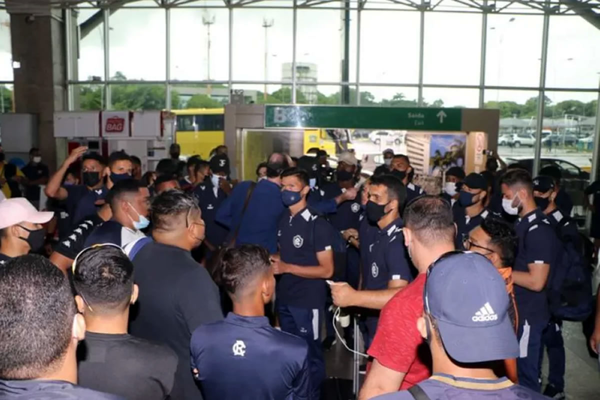 Torcedores apoiaram os jogadores do Remo no embarque