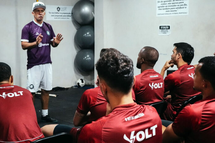 Eduardo Baptista conversa com os jogadores antes de iniciar o treino