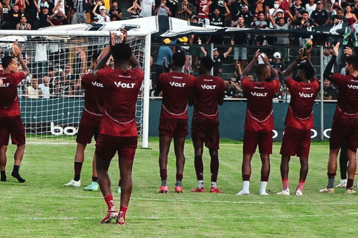 Jogadores agradecem apoio da torcida em último treino antes da próxima partida