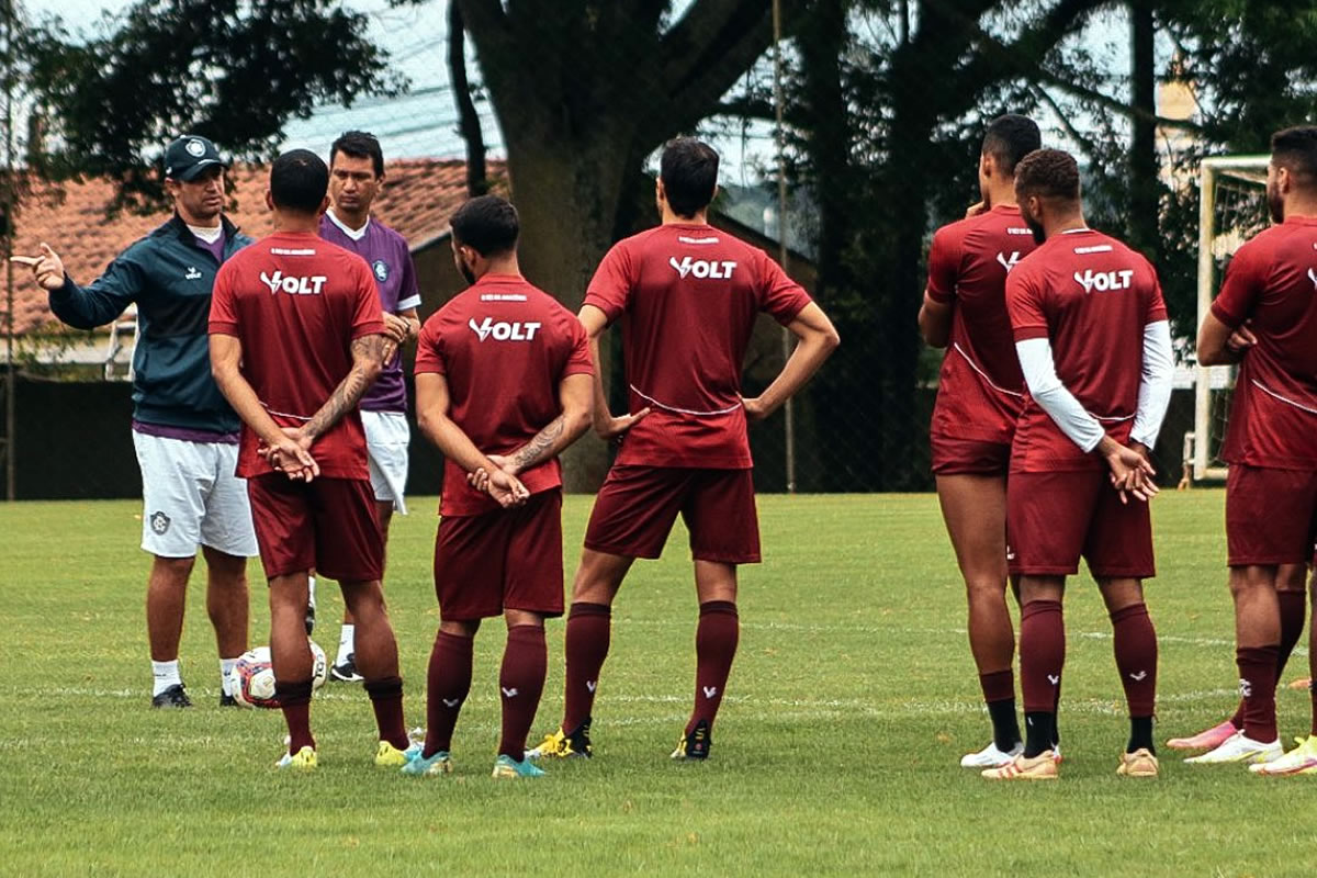 Felipe Conceição orienta os jogadores antes de iniciar o treino