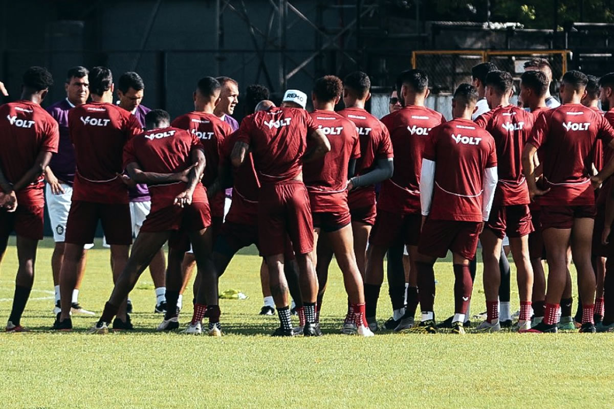 Eduardo Baptista orienta os jogadores antes de iniciar o treino