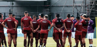 Paulo Bonamigo orienta os jogadores antes de iniciar o treino