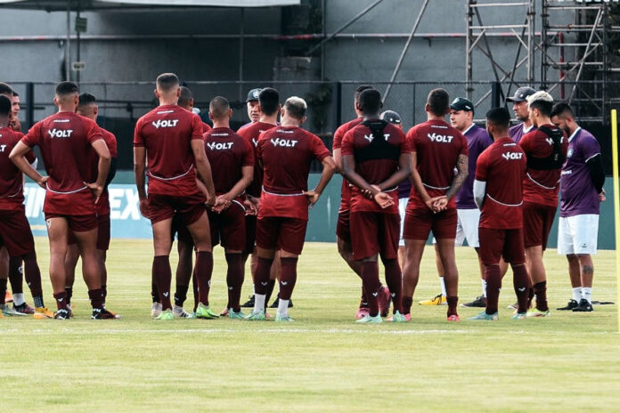 Paulo Bonamigo orienta os jogadores antes de iniciar o treino