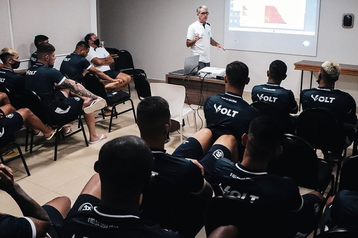 Jogadores participaram de palestra sobre psicologia esportiva com psicólogo Océlio Dias