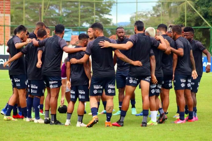 Jogadores remistas realizam atividade física