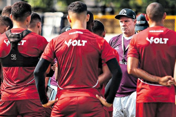 Paulo Bonamigo orienta os jogadores antes de iniciar o treino