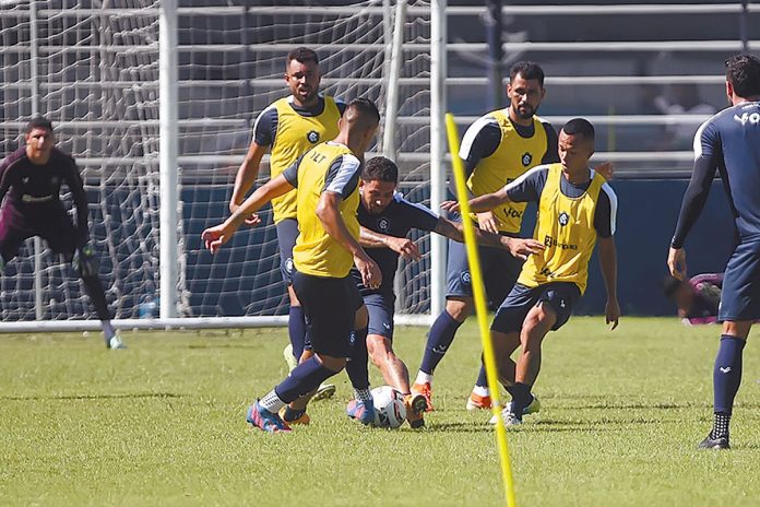 Jogadores remistas realizam atividade física