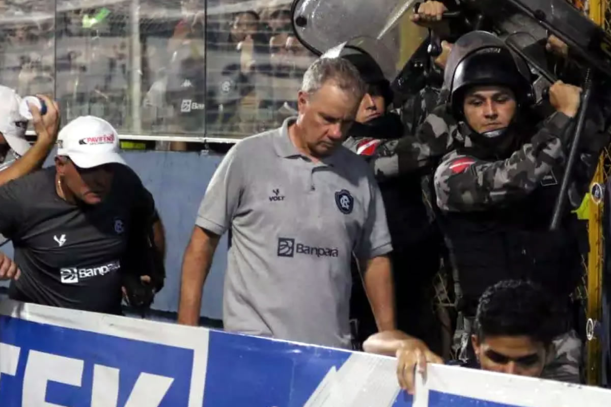 Extécnico Bonamigo fala sobre demissão, jogadores, protestos e afirma
