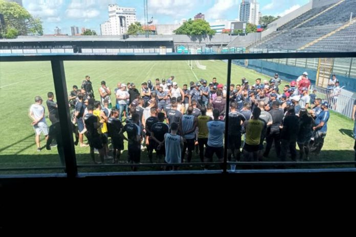 Torcedores protestam no Baenão