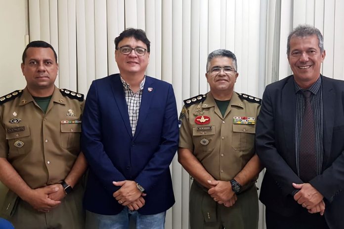 André Cavalcante (de azul) ao lado das autoridades de segurança de Pernambuco