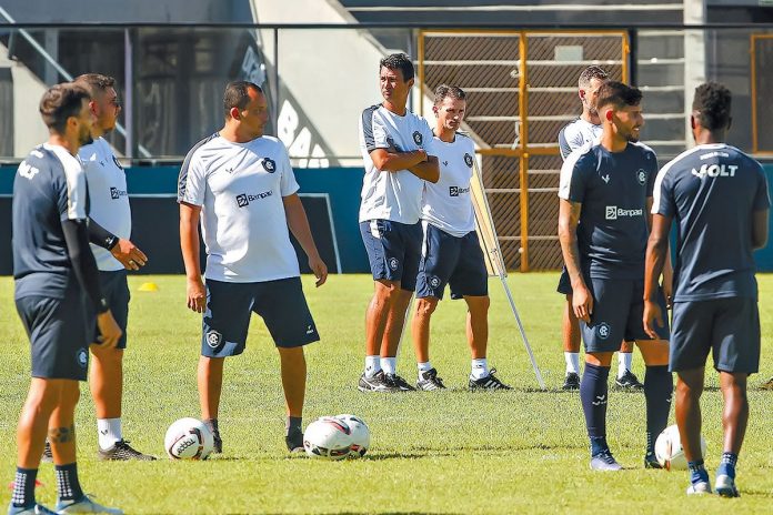 Gerson Gusmão orienta os jogadores antes de iniciar o treino
