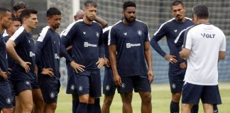 Marcelo Cabo orienta os jogadores antes de iniciar o treino