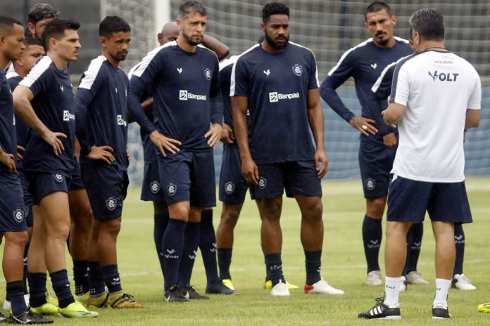 Marcelo Cabo orienta os jogadores antes de iniciar o treino