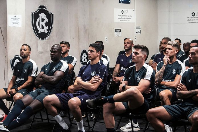 Jogadores se apresentam no Baenão