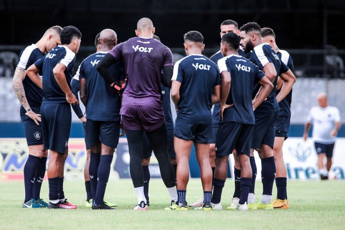 Jogadores remistas realizam atividade física