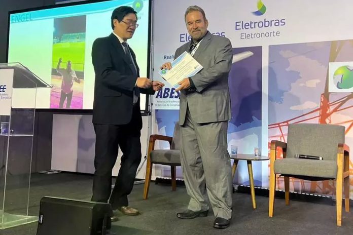 Engenheiro eletricista Nelson Simas (à direita) recebendo a premiação – Foto: Nelson Simas (arquivo pessoal) Engenheiro eletricista Nelson Simas (à direita) recebendo a premiação – Foto: Nelson Simas (arquivo pessoal)