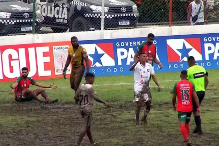Gramado do Parque Bacurau apresentou péssimas condições no jogo entre Cametá e São Francisco – Foto: Reprodução (TV Cultura)
