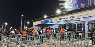 Torcedores do lado de fora do Mangueirão, no jogo entre Remo e Corinthians-SP – Foto: Bruno Cassucci