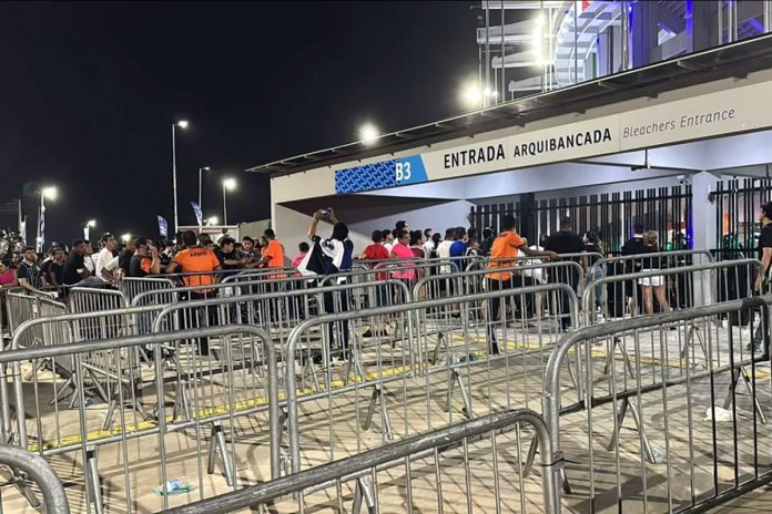 Torcedores do lado de fora do Mangueirão, no jogo entre Remo e Corinthians-SP – Foto: Bruno Cassucci