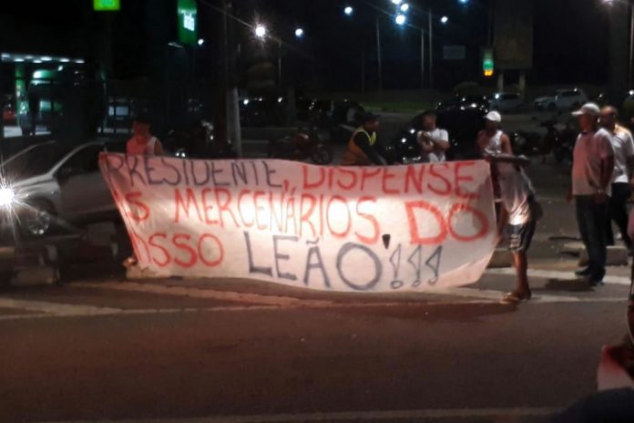 Protesto de torcedores do Remo no aeroporto – Foto: Divulgação (Chaves Remista/Instagram)
