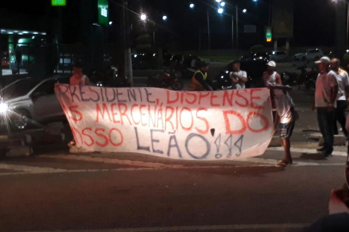 Protesto de torcedores do Remo no aeroporto – Foto: Divulgação (Chaves Remista/Instagram)