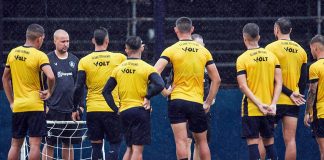 Ricardo Catalá orienta os jogadores antes de iniciar o treino – Foto: Samara Miranda (Clube do Remo)