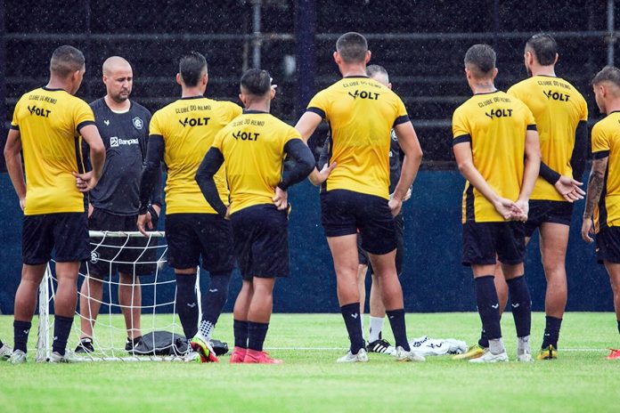 Ricardo Catalá orienta os jogadores antes de iniciar o treino – Foto: Samara Miranda (Clube do Remo)