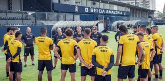 Ricardo Catalá orienta os jogadores antes de iniciar o treino – Foto: Samara Miranda (Clube do Remo)