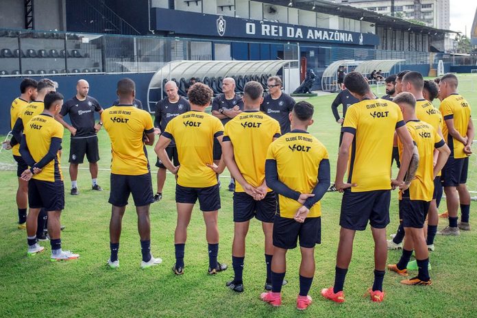 Ricardo Catalá orienta os jogadores antes de iniciar o treino – Foto: Samara Miranda (Clube do Remo)