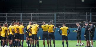 Ricardo Catalá orienta os jogadores antes de iniciar o treino – Foto: Samara Miranda (Clube do Remo)