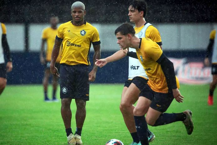 Jaderson, Matheus Anjos e Thalys – Foto: Samara Miranda (Clube do Remo)