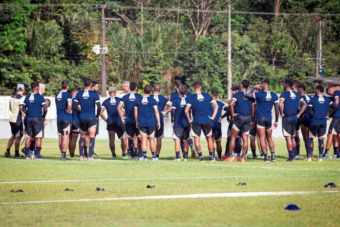 Rodrigo Santana orienta os jogadores antes de iniciar o treino – Foto: Samara Miranda (Clube do Remo) Rodrigo Santana orienta os jogadores antes de iniciar o treino – Foto: Samara Miranda (Clube do Remo)
