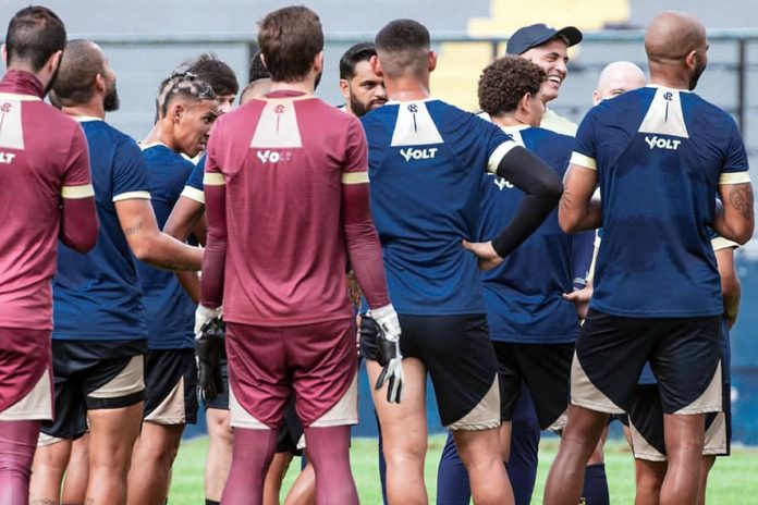 Rodrigo Santana orienta os jogadores antes de iniciar o treino – Foto: Samara Miranda (Clube do Remo) Rodrigo Santana orienta os jogadores antes de iniciar o treino – Foto: Samara Miranda (Clube do Remo)
