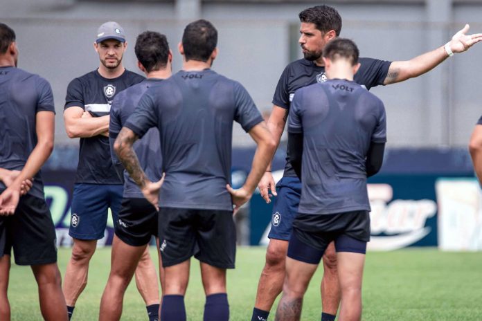 António Oliveira orienta os jogadores durante o treino – Foto: Samara Miranda (Clube do Remo)