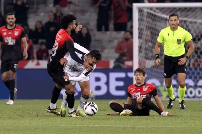 Athletico-PR 2×1 Remo (Giovanni Pavani) – Foto: Hedeson Alves