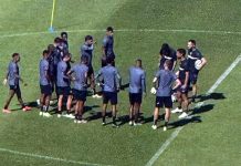 António Oliveira orienta os jogadores durante o treino – Foto: Reprodução (redes sociais)