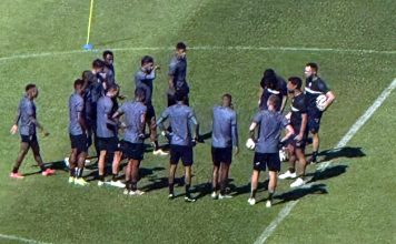 António Oliveira orienta os jogadores durante o treino – Foto: Reprodução (redes sociais)