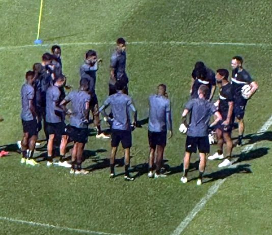 António Oliveira orienta os jogadores durante o treino – Foto: Reprodução (redes sociais)