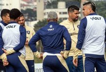 António Oliveira orienta os jogadores durante o treino – Foto: Samara Miranda (Clube do Remo)