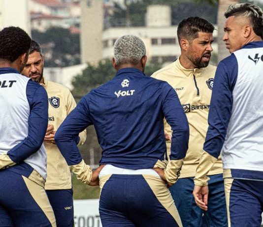 António Oliveira orienta os jogadores durante o treino – Foto: Samara Miranda (Clube do Remo)