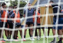 António Oliveira orienta os jogadores durante o treino – Foto: Samara Miranda (Clube do Remo)