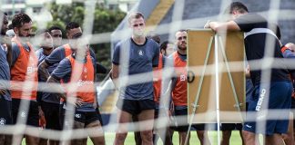 António Oliveira orienta os jogadores durante o treino – Foto: Samara Miranda (Clube do Remo)