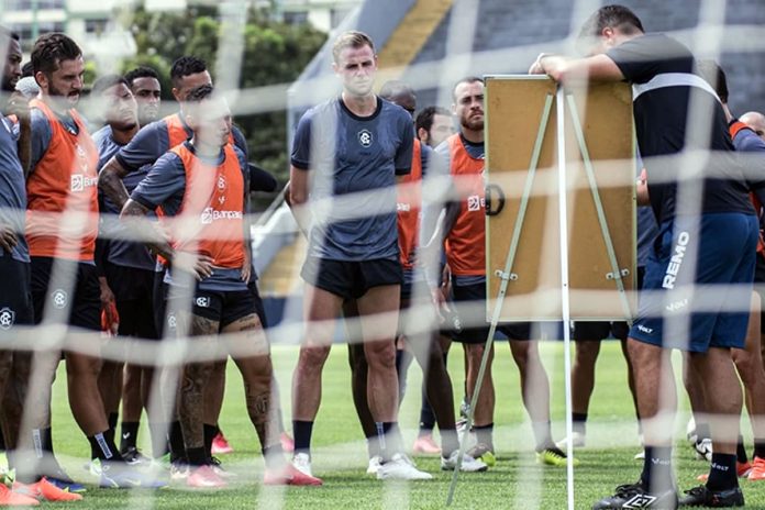 António Oliveira orienta os jogadores durante o treino – Foto: Samara Miranda (Clube do Remo)