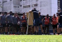 António Oliveira orienta os jogadores durante o treino – Foto: Samara Miranda (Clube do Remo)