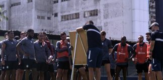 António Oliveira orienta os jogadores durante o treino – Foto: Samara Miranda (Clube do Remo)