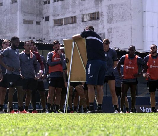 António Oliveira orienta os jogadores durante o treino – Foto: Samara Miranda (Clube do Remo)