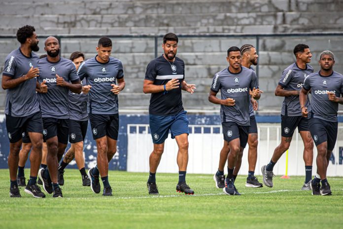 António Oliveira (ao centro) – Foto: Samara Miranda (Clube do Remo)